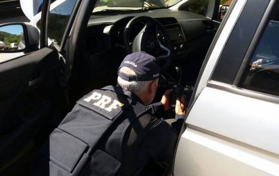 PRF apreende cerca de dois mil projéteis
calibre 9mm, prende dois envolvidos e recupera carro roubado na BR 101 - foto 3