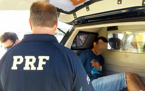 PRF apreende cerca de dois mil projéteis
calibre 9mm, prende dois envolvidos e recupera carro roubado na BR 101 - foto 2