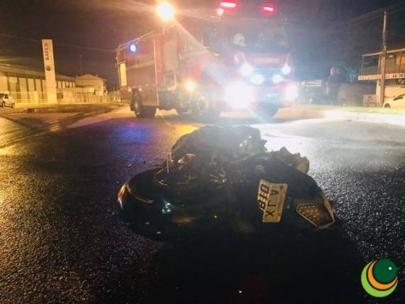 A motocicleta pegou fogo após o acidente
