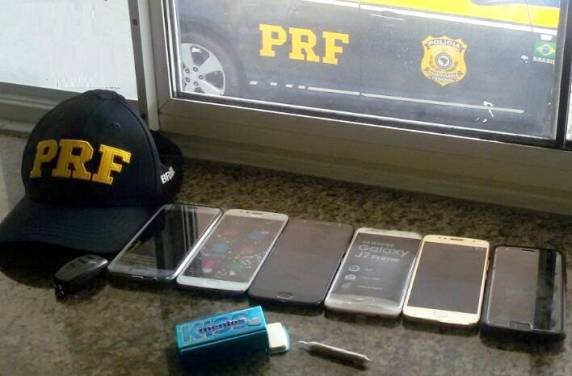Três pessoas com celulares recém-furtados são presas na BR 101 em Biguaçu - foto 2