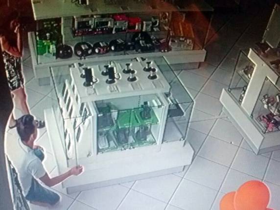Três pessoas com celulares recém-furtados são presas na BR 101 em Biguaçu - foto 5