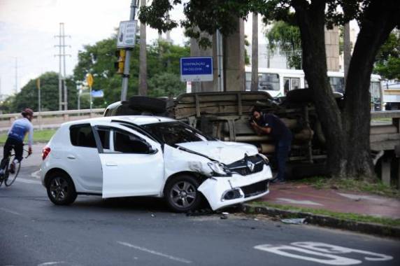 Uma Ranger da Brigada Militar tombou após ser atingida por um Sandero, no cruzamento da Avenida Ipiranga 

com a João Pessoa