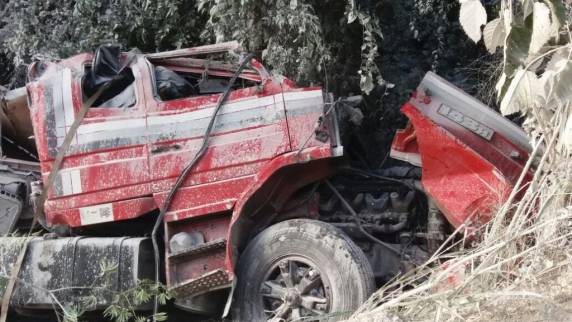 Carreta do Rio Grande do Sul fica destruída em saída de pista na BR-153 em Caroveira, Irani - foto 2