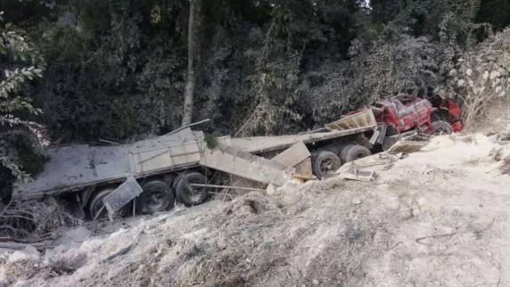 Carreta do Rio Grande do Sul fica destruída em saída de pista na BR-153 em Caroveira, Irani - foto 3