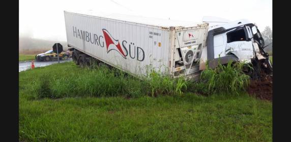 Caminhoneiro dorme ao volante e se envolve em acidente na BR 282 - foto 2