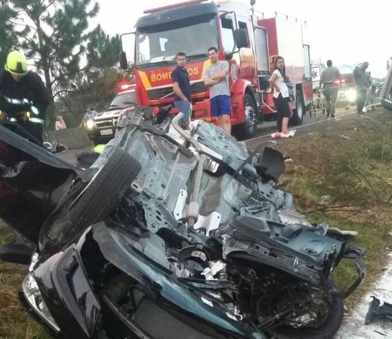 Dois carros, um caminhão e um ônibus se envolveram no acidente na manhã deste sábado (24). Pelo menos outras 21 pessoas ficaram feridas, sendo que cinco em estado grave