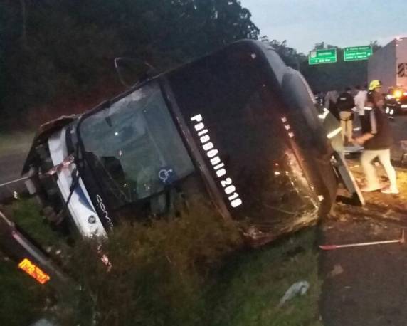 Dois carros, um caminhão e um ônibus se envolveram no acidente na manhã deste sábado (24). Pelo menos outras 21 pessoas ficaram feridas, sendo que cinco em estado grave