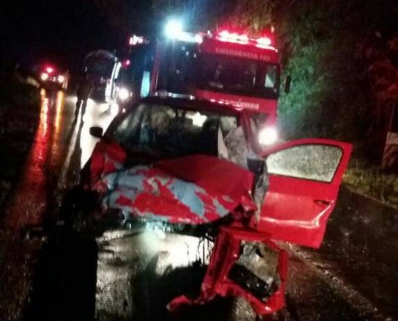 Colisão ocorreu em Seara, no Oeste catarinense, na noite deste sábado (24)