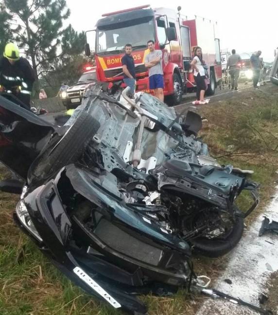Além das vítimas fatais, outras 20 pessoas ficaram feridas no acidente ocorrido no sábado (24). De acordo com a Polícia Civil, ele tinha consumido álcool e dirigia na contramão
