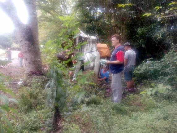 Caminhão carregado perde direção desce ladeira e bate em árvore na cidade de Horizontina - foto 4