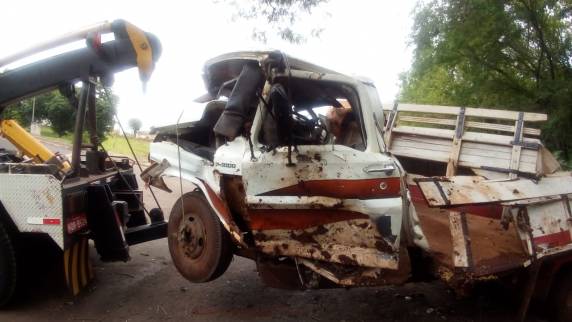 Caminhão carregado perde direção desce ladeira e bate em árvore na cidade de Horizontina - foto 7