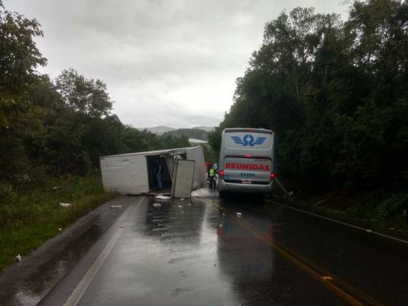 Acidente entre caminhão e ônibus deixa um morto e 19 feridos em SC - foto 3