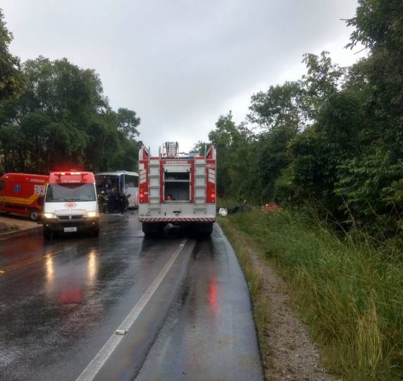 Acidente entre caminhão e ônibus deixa um morto e 19 feridos em SC - foto 2