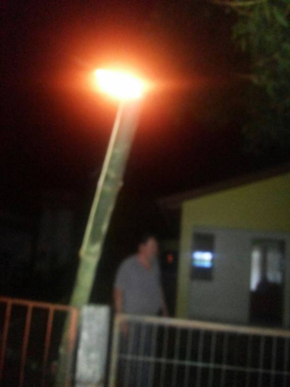 Morador de Alegria usa candieiro para simular lâmpadas queimadas na
iluminação pública - foto 3