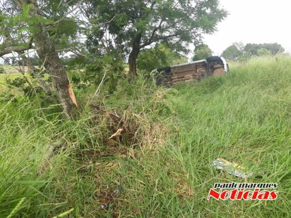 Motorista escapa ileso após veículo tombar na BR 472
em Três de Maio - foto 2