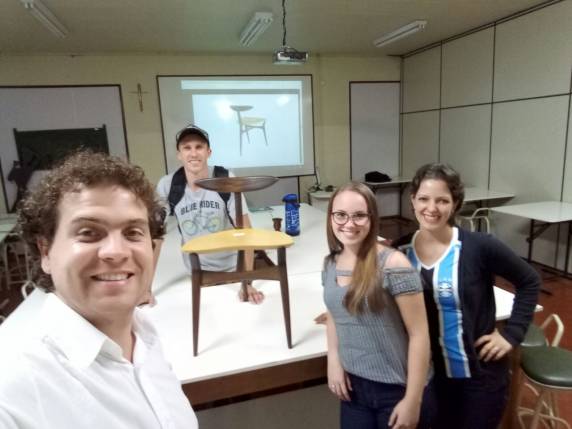 Cadeira ''Três apoios'', criada em 1950, surpreende pela 

ousadia para o design da época