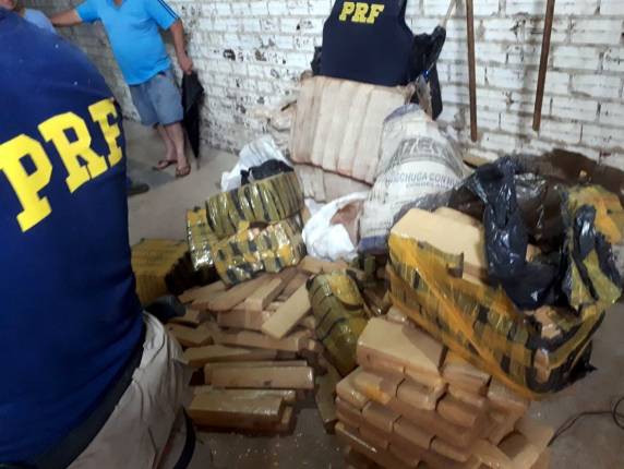 PRF apreende quase uma tonelada de maconha em meio a carga de milho na BR 163 em Guaraciaba - foto 2