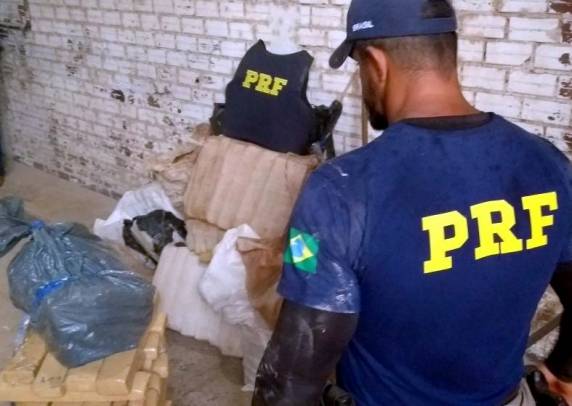 PRF apreende quase uma tonelada de maconha em meio a carga de milho na BR 163 em Guaraciaba - foto 6