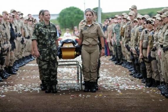 Policiais militares prestaram os últimos 

tributos em memória de Caroline Pletsch com flores, orações e salva de tiros