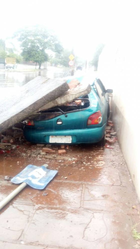 Motorista perde controle do
veículo, sobe calçada e derruba parada de ônibus em Santo Ângelo - foto 2