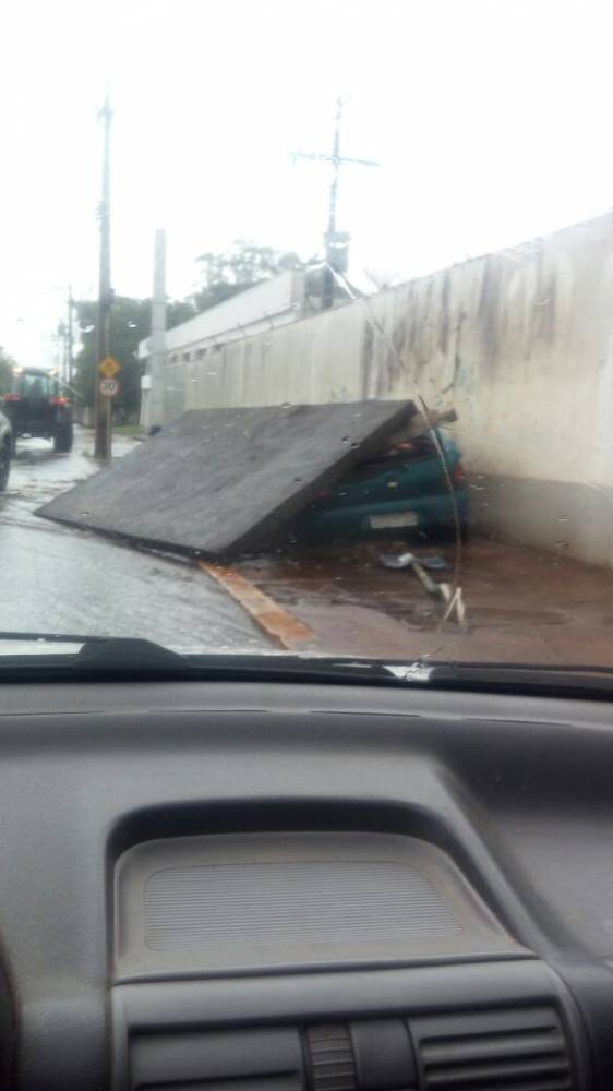 Motorista perde controle do
veículo, sobe calçada e derruba parada de ônibus em Santo Ângelo - foto 3