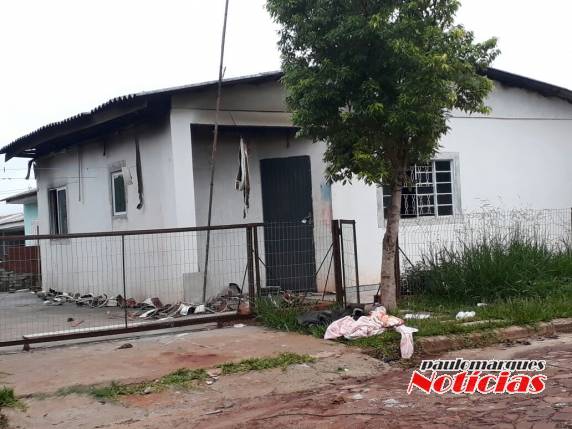 Bombeiros combatem incêndio em residência no Loteamento Dona Oliva, em Três de Maio - foto 3