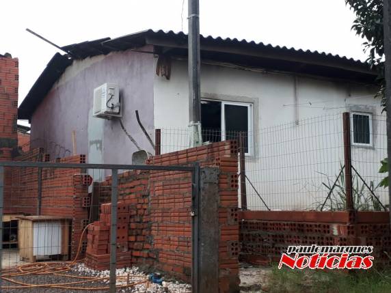 Bombeiros combatem incêndio em residência no Loteamento Dona Oliva, em Três de Maio - foto 2