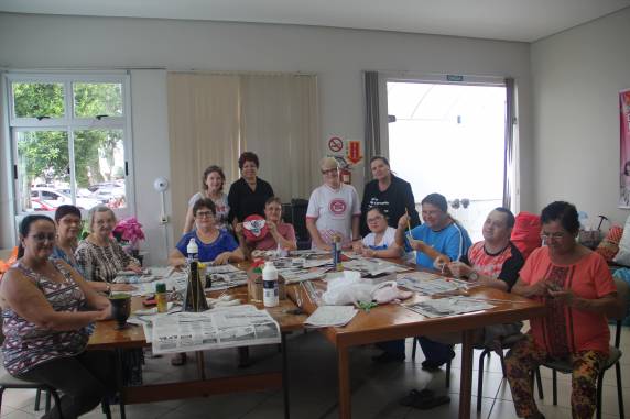 Confecção de artesanato com materiais recicláveis tem promoção da Secretaria de Políticas  das Mulheres