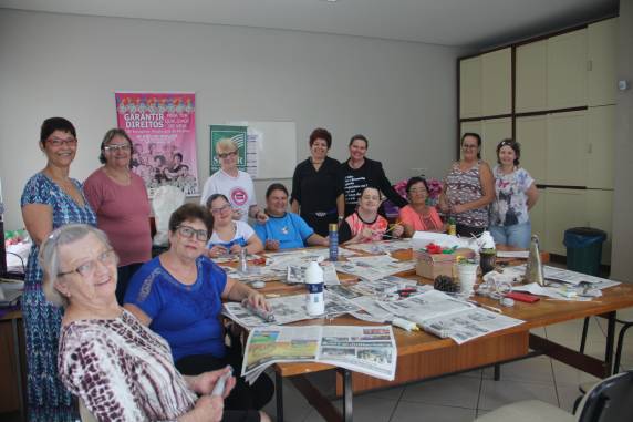 Confecção de artesanato com materiais recicláveis tem promoção da Secretaria de Políticas  das Mulheres