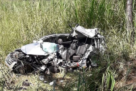 Passageiro do veículo ficou ferido e foi levado ao hospital. Condutor perdeu controle do automóvel após tentar ultrapassagem, segundo PRF