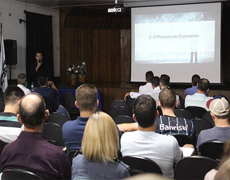 Palestrante Fernando Eisele mostrou cases de startups inseridas no 

agronegócio como incentivo para o Desafio proposto pela Incubadora Tecnológica Setrem