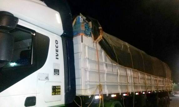 Carreta com 400 mil maços de cigarros contrabandeados é apreendida na BR 101 em Tubarão - foto 3