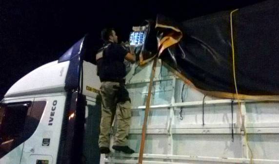 Carreta com 400 mil maços de cigarros contrabandeados é apreendida na BR 101 em Tubarão - foto 2