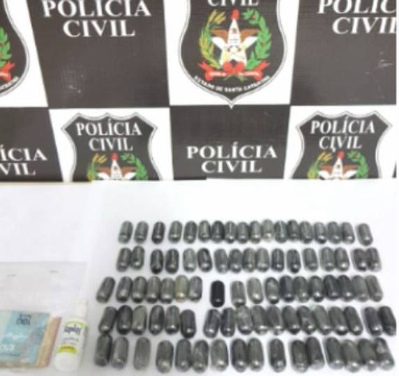 Ela 

e homem foram presos. Mulher transportava drogas de Foz do Iguaçu para Chapecó, segundo polícia