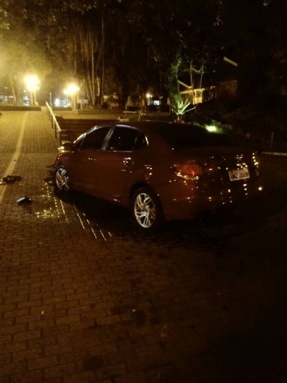 Motorista perde o controle da direção e
atravessa Praça da República em Ijuí - foto 3