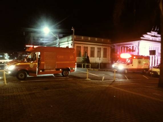 Motorista perde o controle da direção e
atravessa Praça da República em Ijuí - foto 4