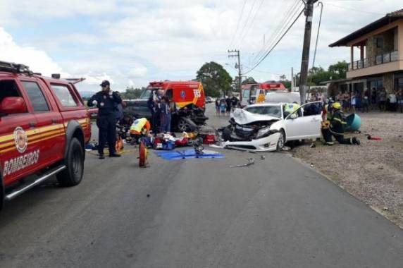 O helicóptero dos bombeiros Arcanjo 3 atendeu a ocorrência que envolveu quatro veículos na manhã deste sábado