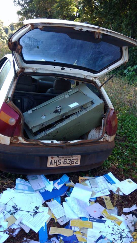 Bandidos
levam carro e cofre da prefeitura de São Pedro do Butiá - foto 2