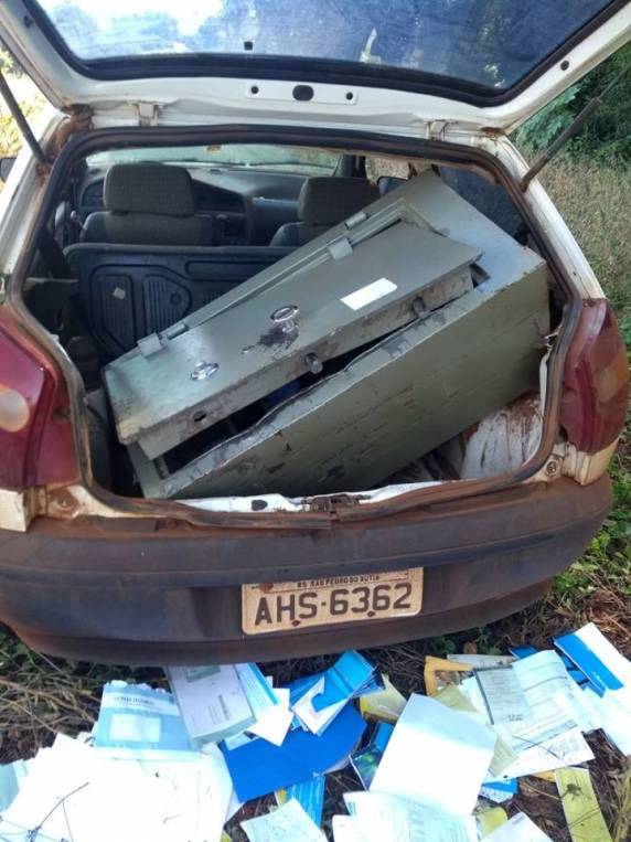 Bandidos
levam carro e cofre da prefeitura de São Pedro do Butiá - foto 4