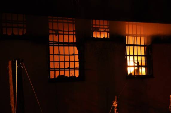 Fogo começou por volta das 18h30. No local estavam 28 detentos que 

estão sendo realocados em uma sala e outra cela do regime fechado. Ninguém ficou ferido