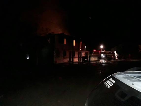 Incêndio de grandes proporções
destruiu conjunto de casas que abrigada 18 pessoas em Cerro Largo - foto 2