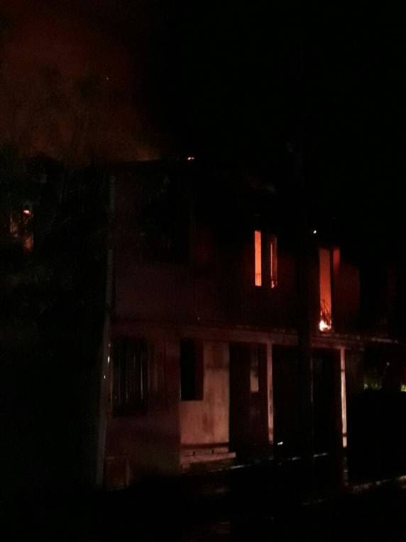 Incêndio de grandes proporções
destruiu conjunto de casas que abrigada 18 pessoas em Cerro Largo - foto 3