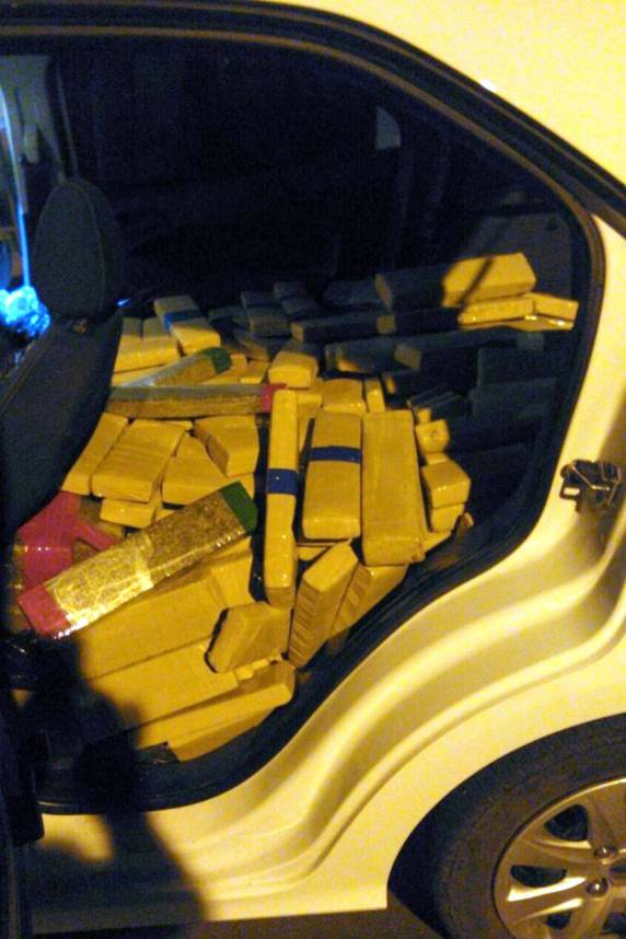 Ação conjunta PRF e PM apreende 439 kg de maconha e detém três homens na BR 282 em
Joaçaba - foto 4