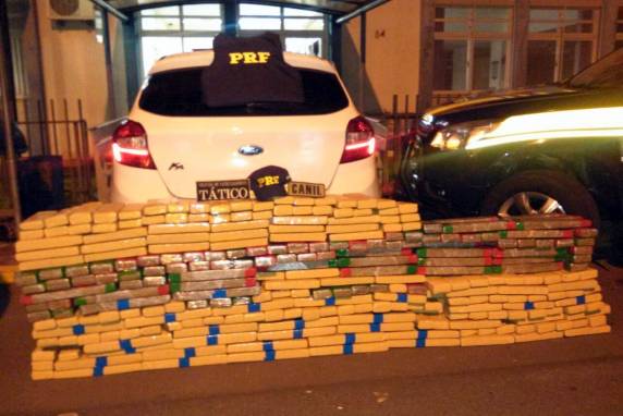 Ação conjunta PRF e PM apreende 439 kg de maconha e detém três homens na BR 282 em
Joaçaba - foto 2