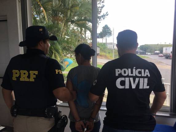 Suspeita de 29 anos conhecia a vítima, que foi achada morta dentro da própria casa