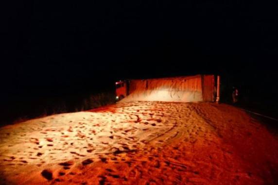 Apenas veículos de passeio podem utilizar o acostamento na altura do km 378 da via