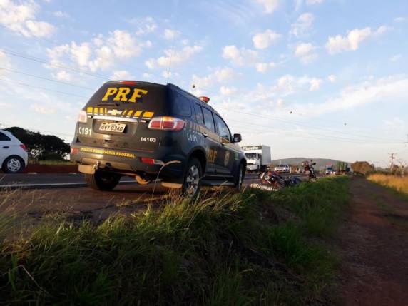 Vítima caiu na via e foi atropelada por um caminhão, que 

não conseguiu desviar