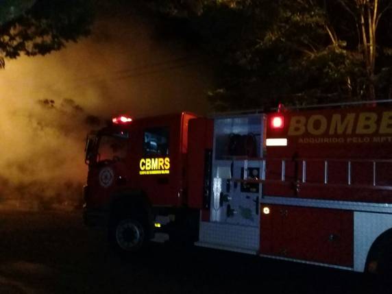 Incêndio destrói loja de móveis no centro de Horizontina - foto 3