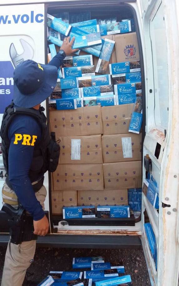 PRF apreende furgão com 50 mil maços de cigarros contrabandeados na BR 163 em Guaraciaba - foto 2