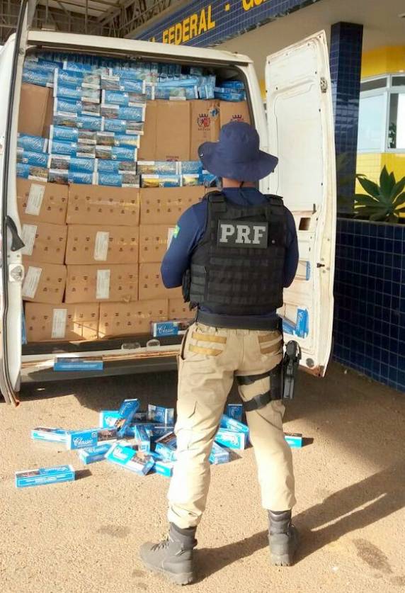 PRF apreende furgão com 50 mil maços de cigarros contrabandeados na BR 163 em Guaraciaba - foto 3